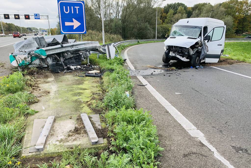 Bestelbus botst frontaal op RIMOB