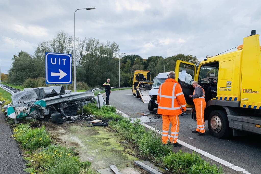 Bestelbus botst frontaal op RIMOB