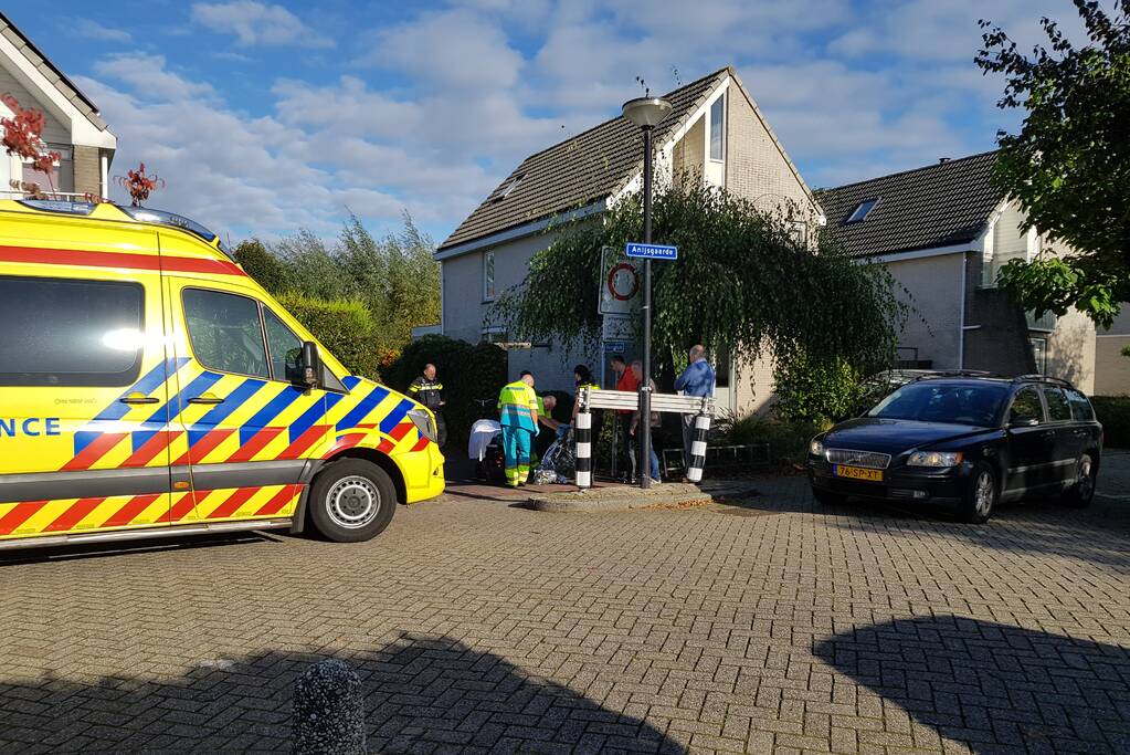 Auto ziet fietser over het hoofd in Gouda