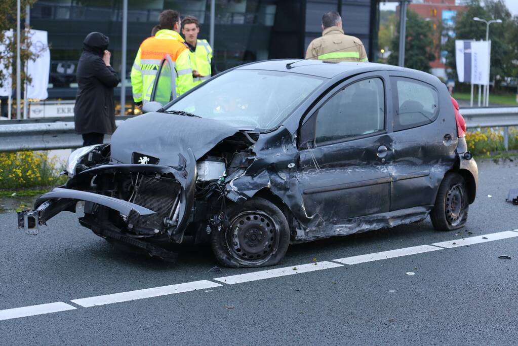 Twee auto's botsen op vangrail, snelweg afgesloten