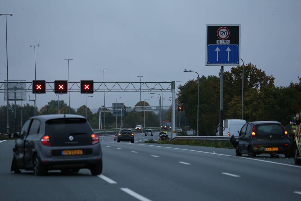 Twee auto's botsen op vangrail, snelweg afgesloten