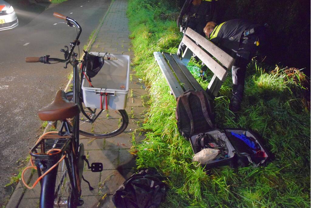 Zoektocht na vinden van fiets en persoonlijke spullen langs waterkant