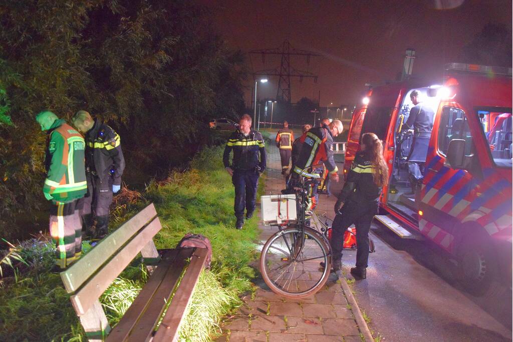 Zoektocht na vinden van fiets en persoonlijke spullen langs waterkant