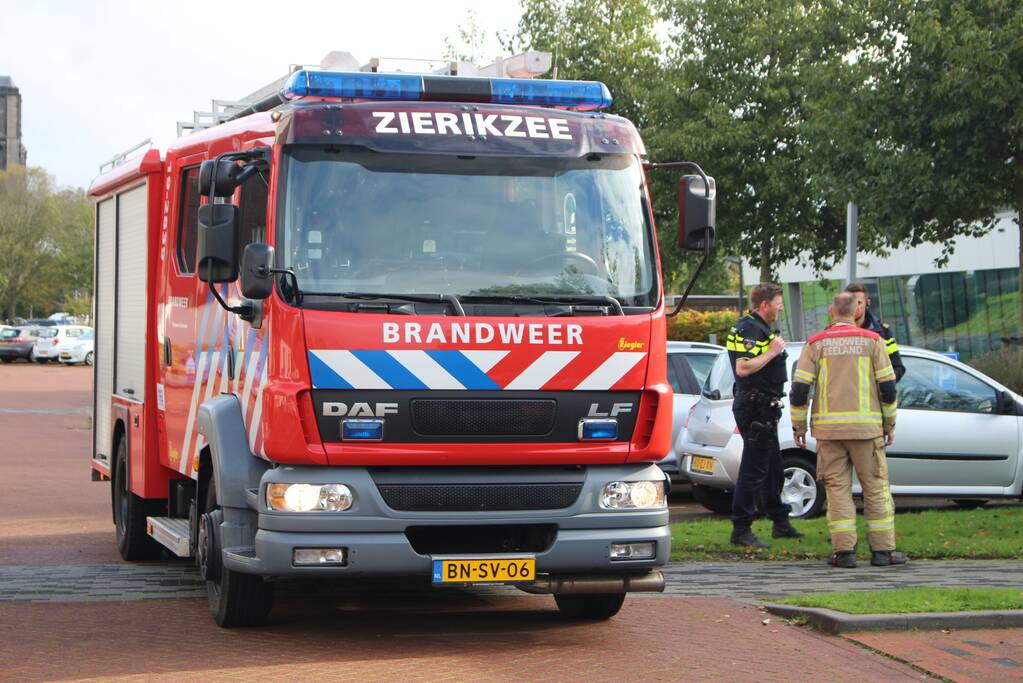 Brandweer verricht metingen naar vreemde lucht in verzorgingstehuis