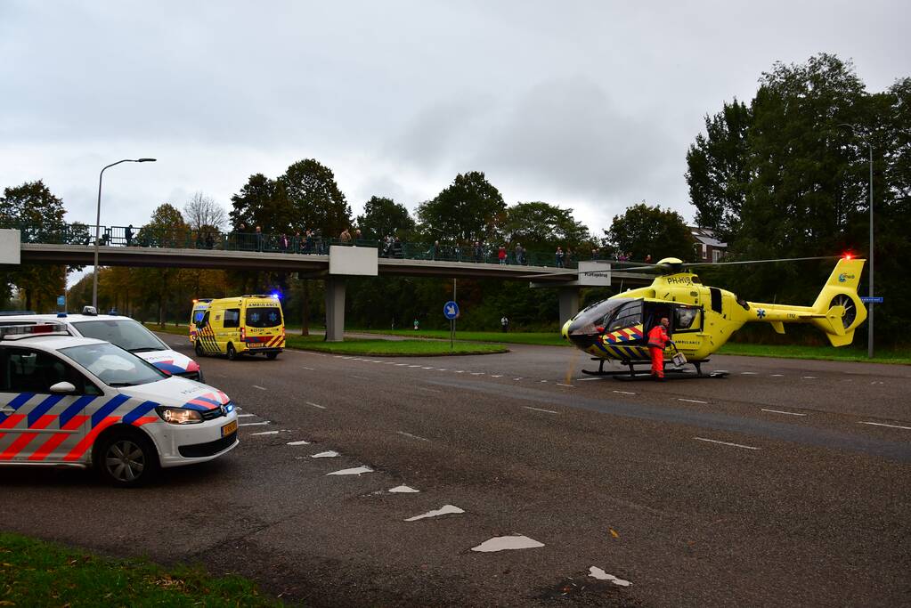 Persoon zwaargewond na val van brug