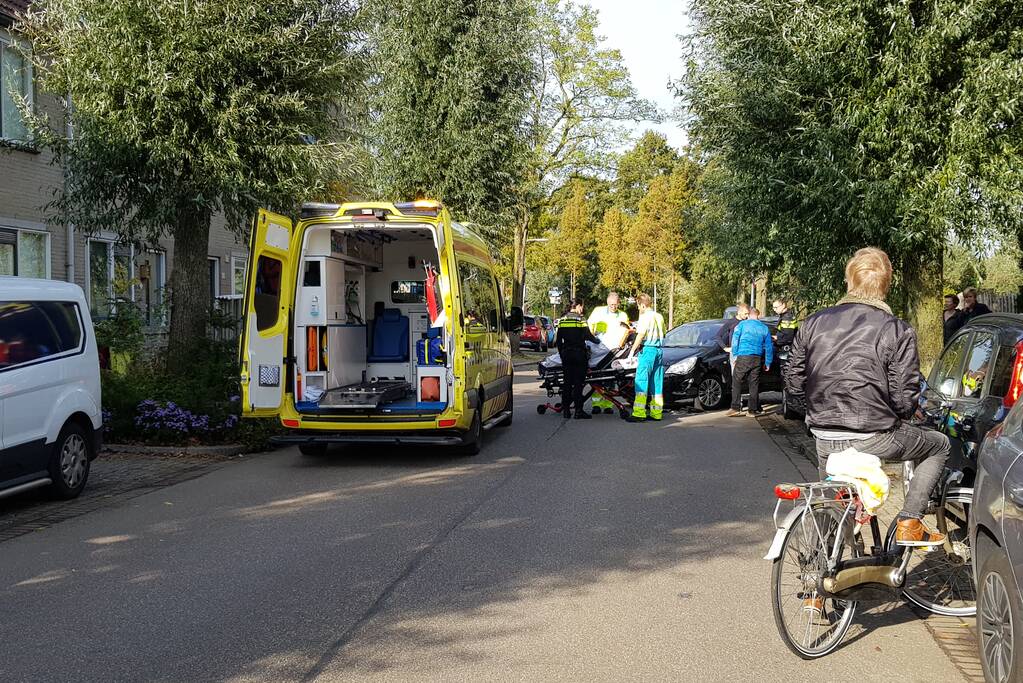 Automobilist ziet scooterrijdster over het hoofd bij verlaten parkeervak