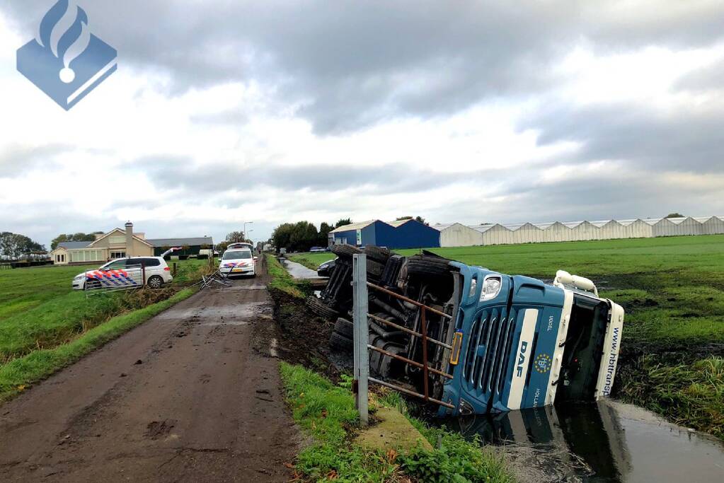 Tankwagen met mais glijdt sloot in