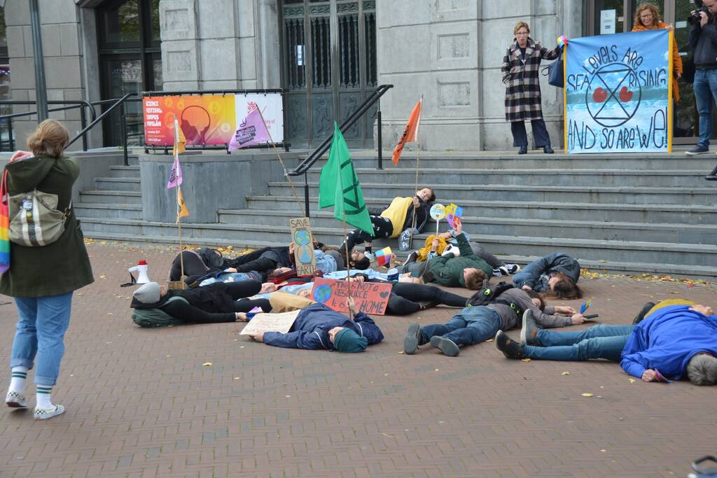 Extinction Rebellion demonstreert bij Rijksuniversiteit Groningen