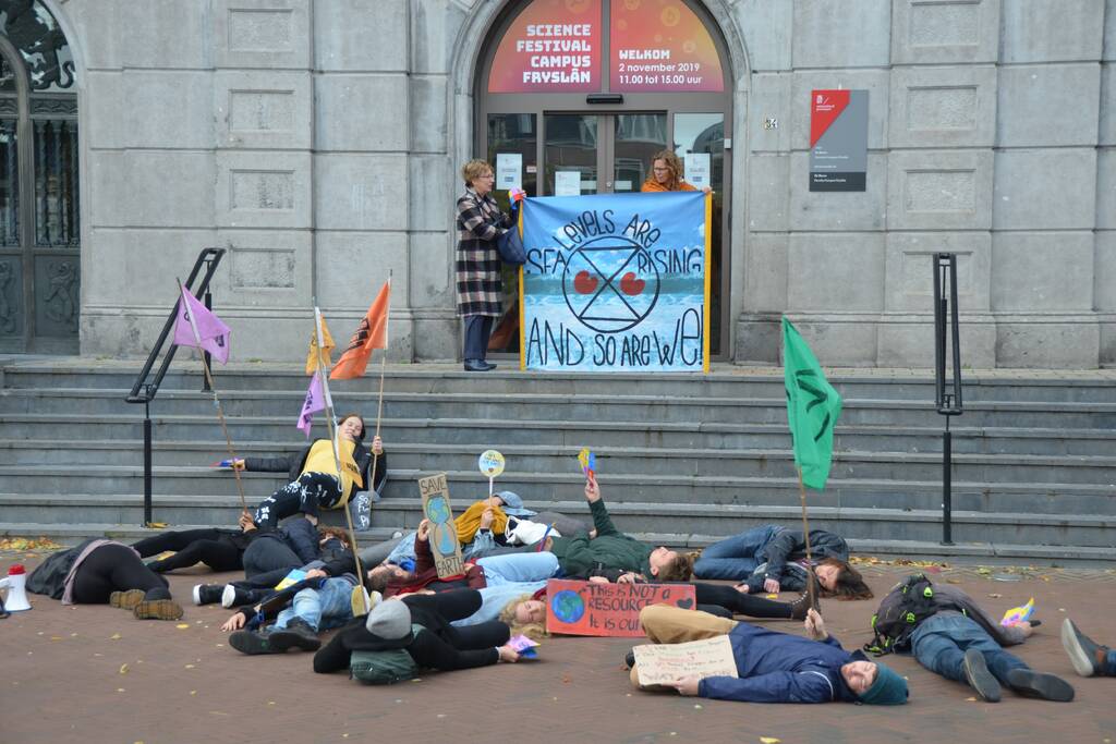 Extinction Rebellion demonstreert bij Rijksuniversiteit Groningen