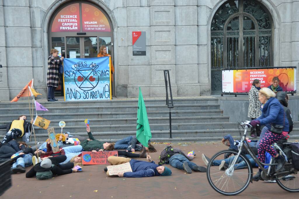 Extinction Rebellion demonstreert bij Rijksuniversiteit Groningen