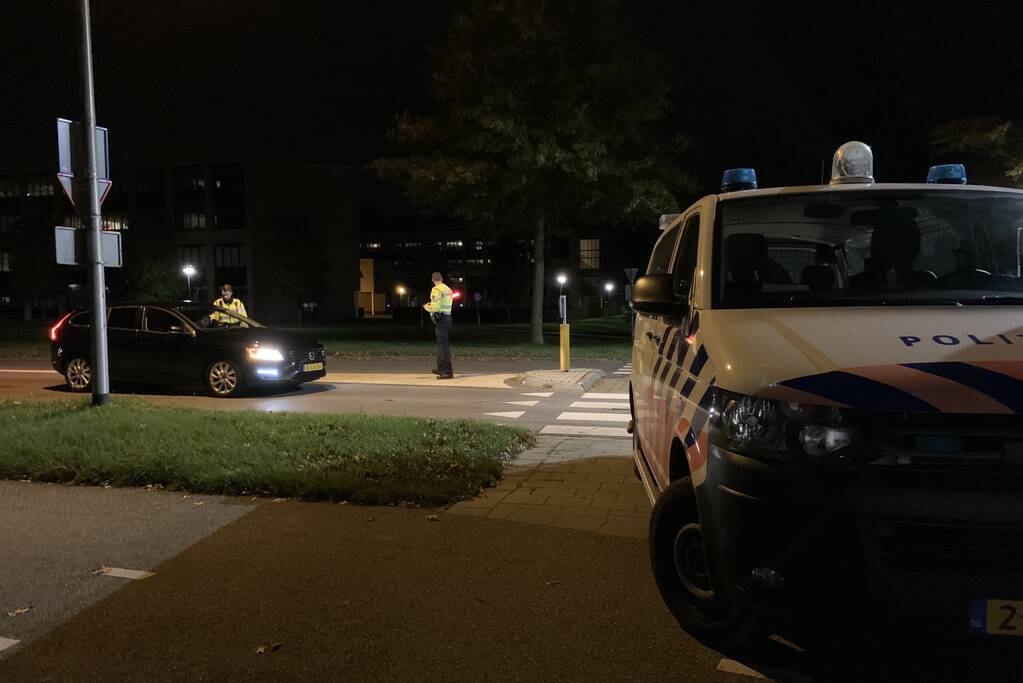 Politie houdt alcoholcontrole op rotonde