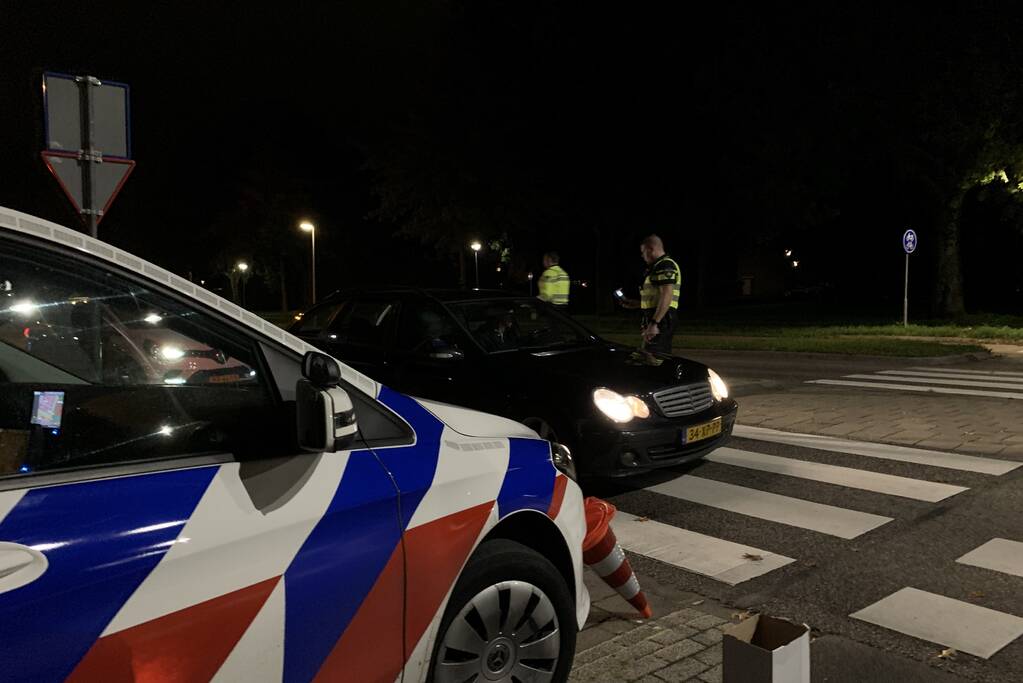 Politie houdt alcoholcontrole op rotonde