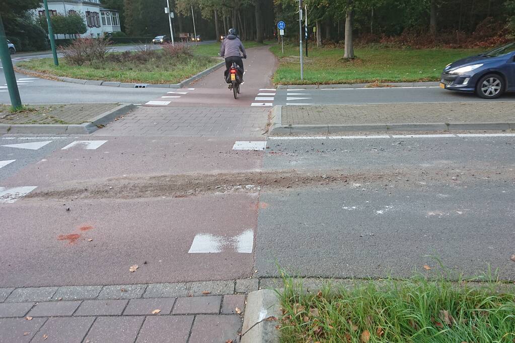 Puin op rotonde zorgt voor verkeersstremming