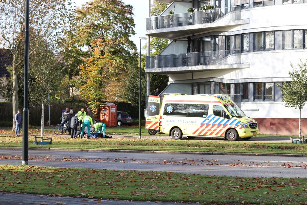 Oudere vrouw gewond na val met fiets