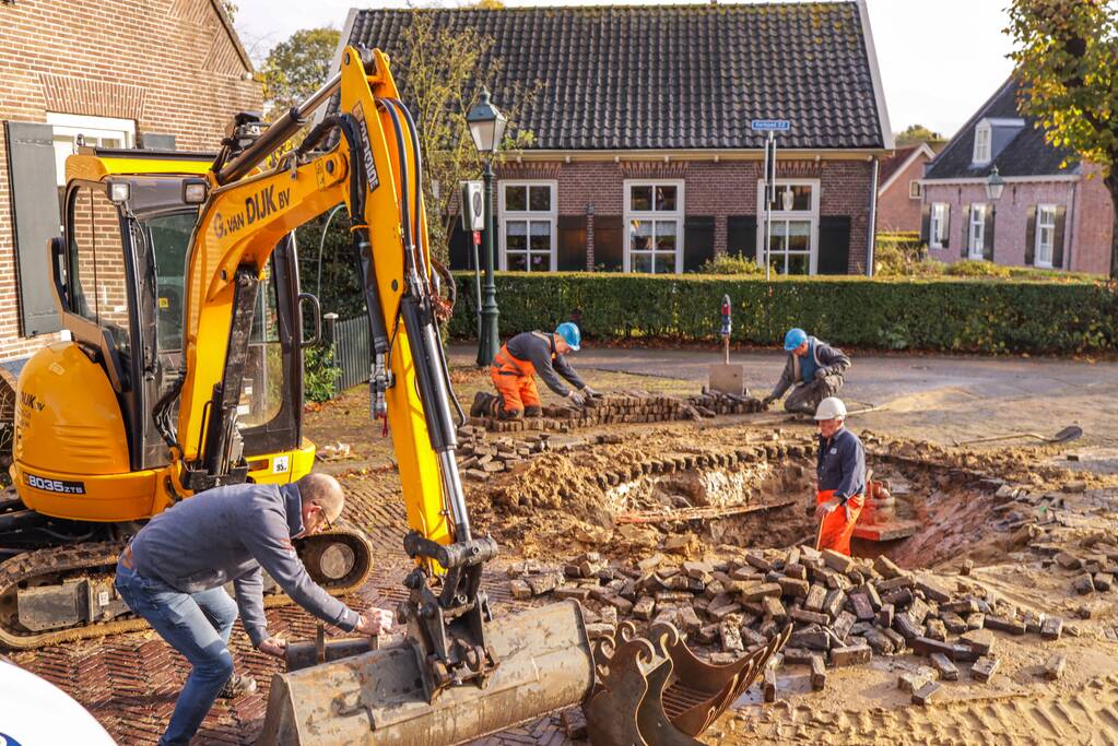 Auto's glijden in sinkhole bij waterleidingbreuk