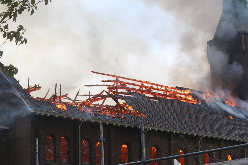 Dak van kerk vat vlam bij werkzaamheden