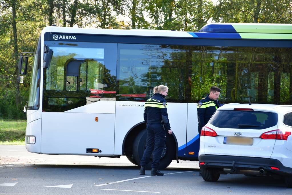 Eigenwijze automobilist blokkeert doorgang Arriva-bus