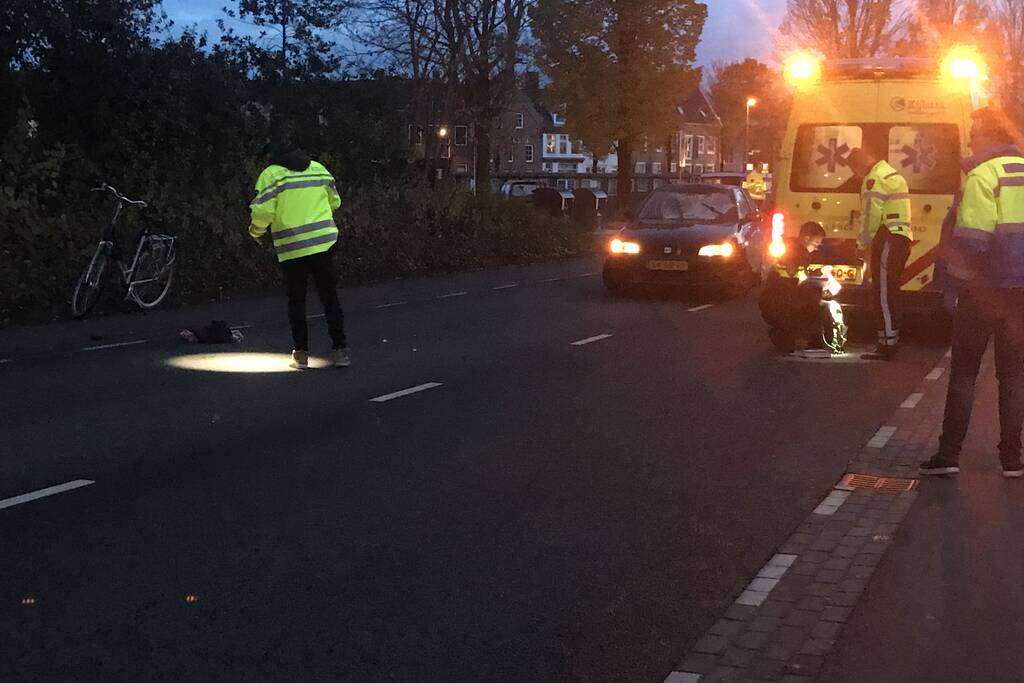 Fietser zwaargewond na aanrijding met auto