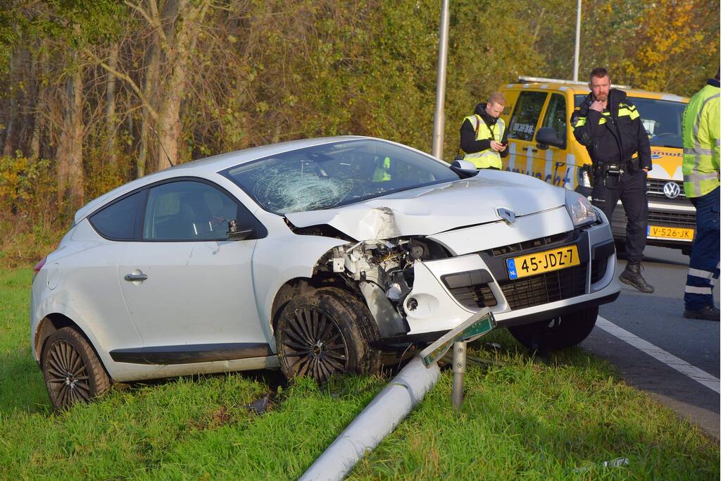 Automobilist ramt lantaarnpaal