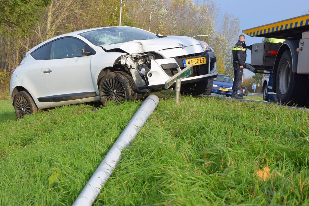 Automobilist ramt lantaarnpaal