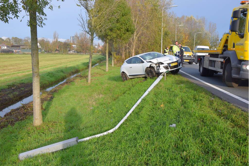 Automobilist ramt lantaarnpaal