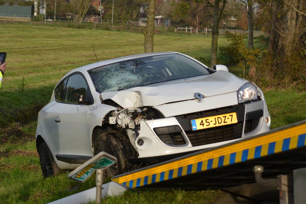 Automobilist ramt lantaarnpaal