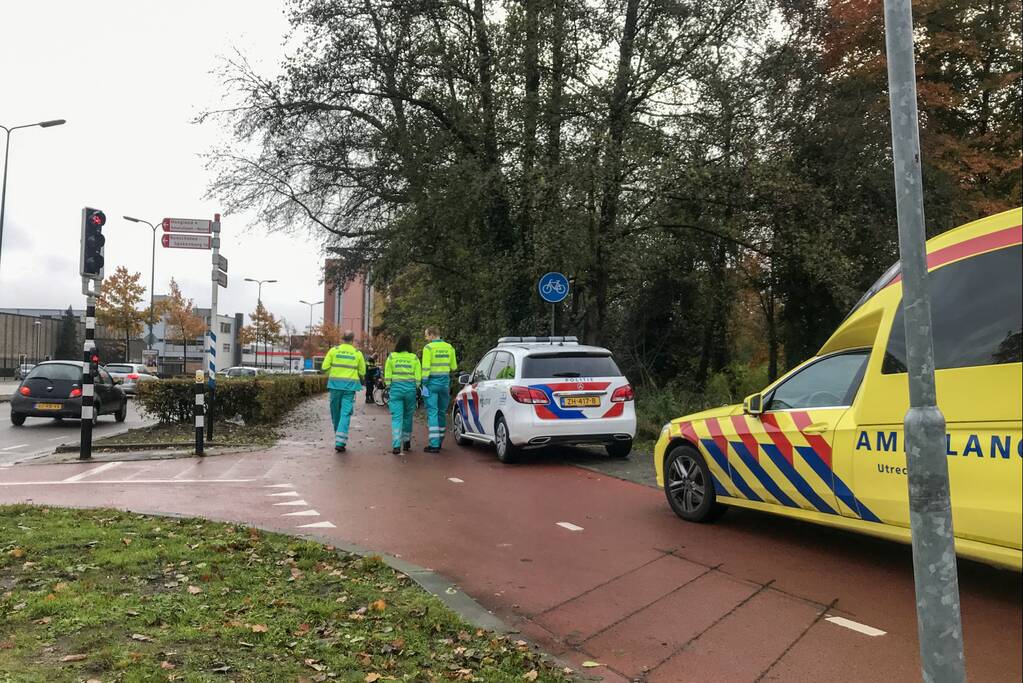 Groep fietsers botsen op elkaar