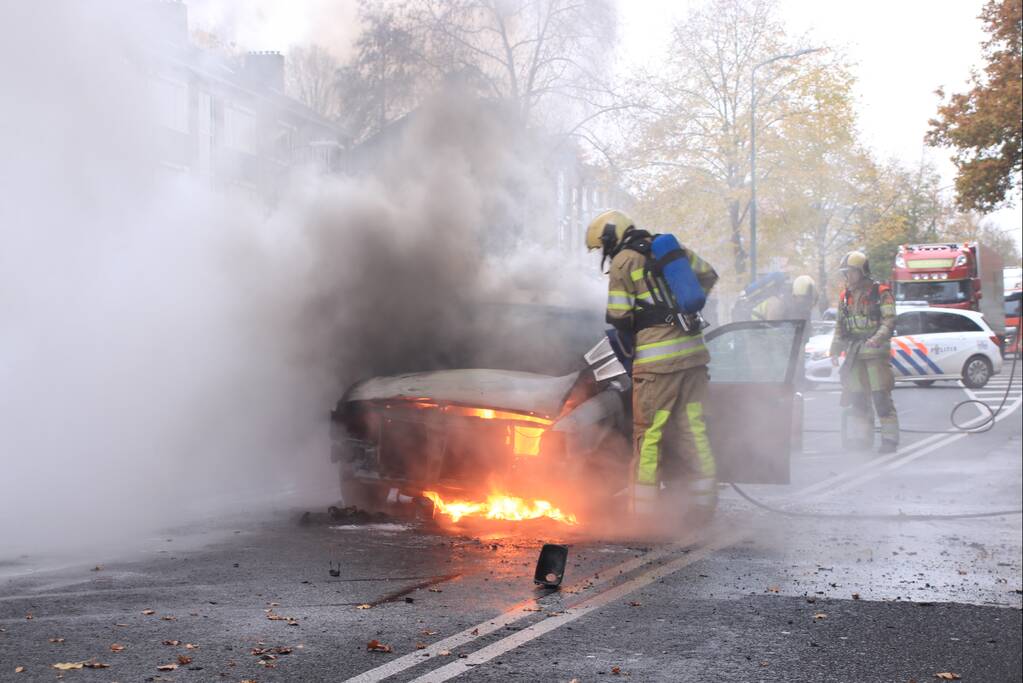 Auto vliegt spontaan in brand voor verkeerslichten