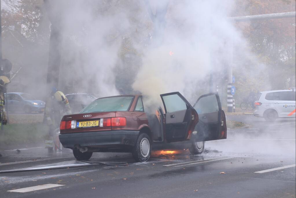 Auto vliegt spontaan in brand voor verkeerslichten