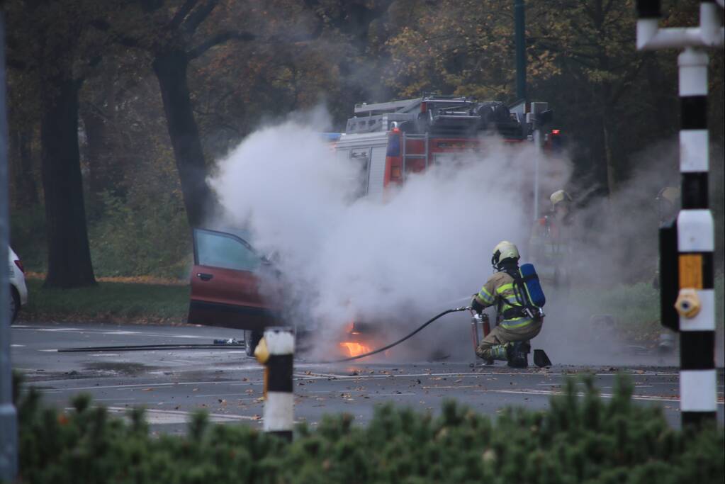 Auto vliegt spontaan in brand voor verkeerslichten