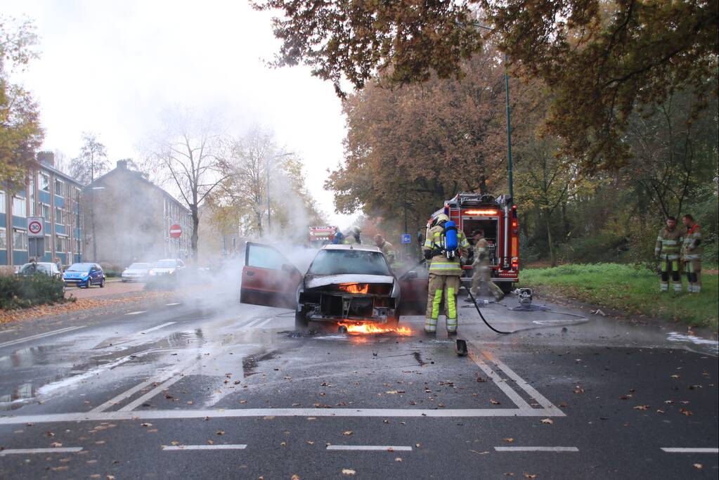 Auto vliegt spontaan in brand voor verkeerslichten