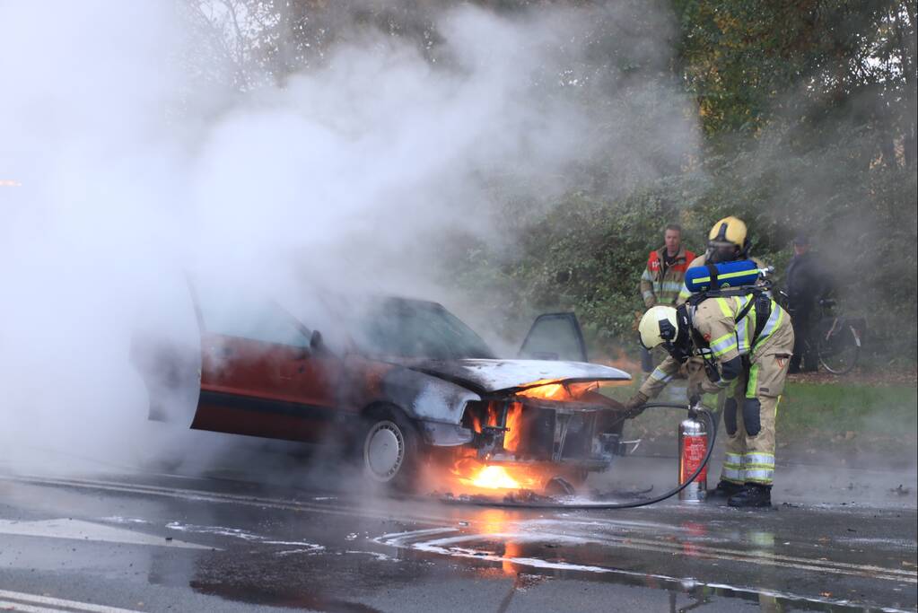 Auto vliegt spontaan in brand voor verkeerslichten