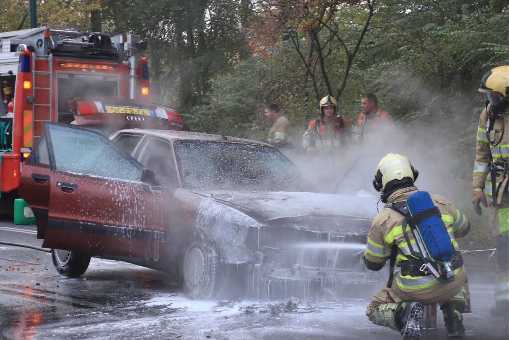 Auto vliegt spontaan in brand voor verkeerslichten