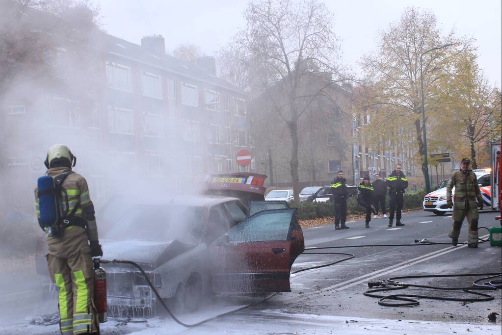 Auto vliegt spontaan in brand voor verkeerslichten