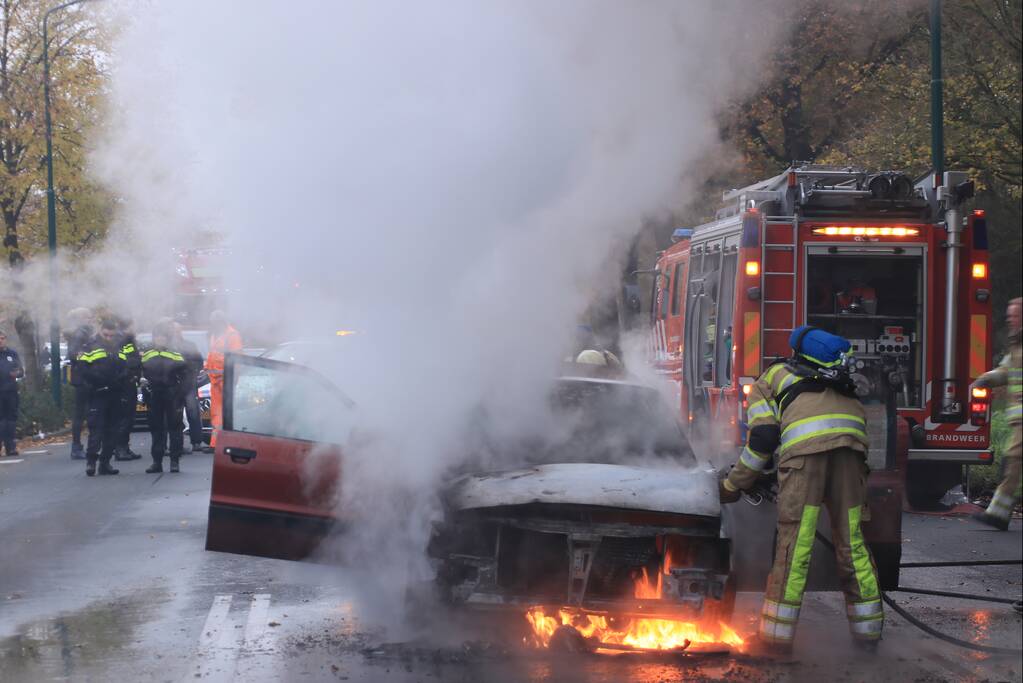 Auto vliegt spontaan in brand voor verkeerslichten