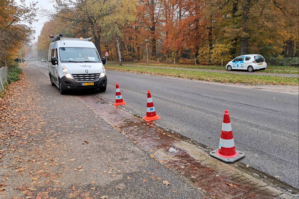 Water borrelt uit de grond door gesprongen waterleiding