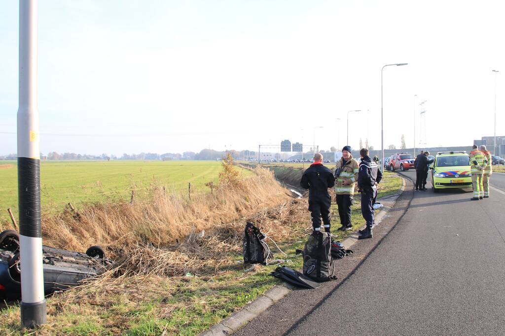 Auto vliegt uit de bocht en belandt te water