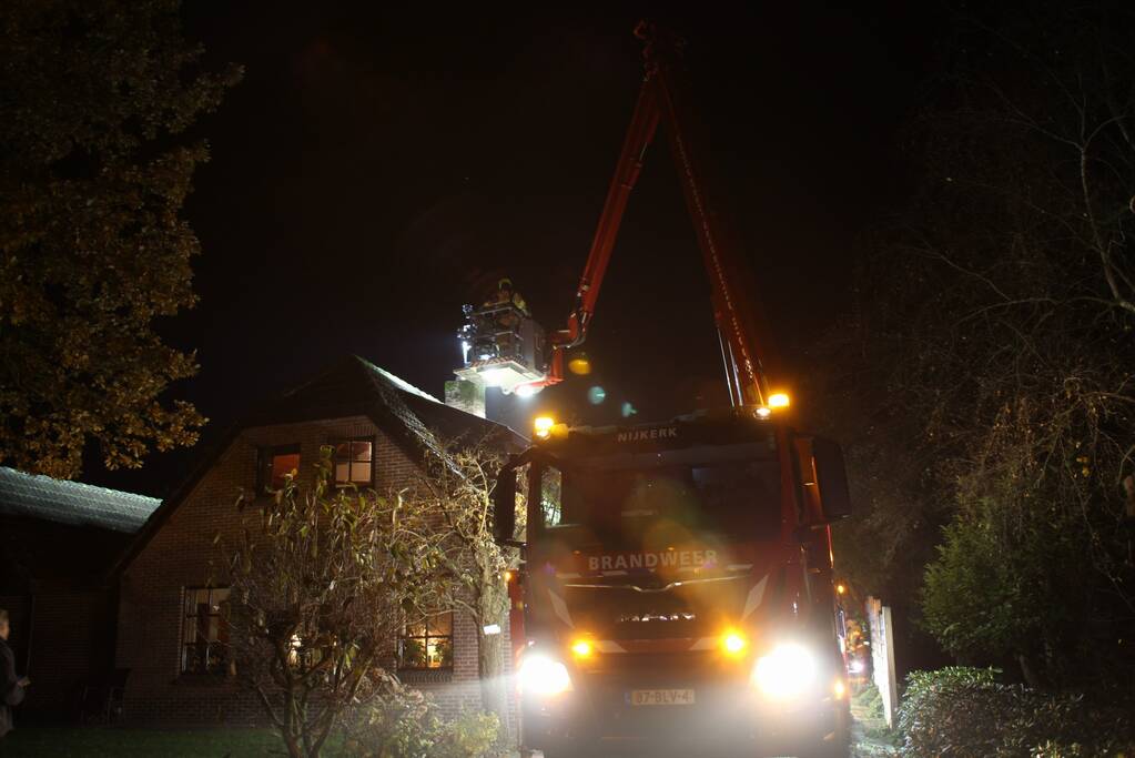 Veel rook bij schoorsteenbrand