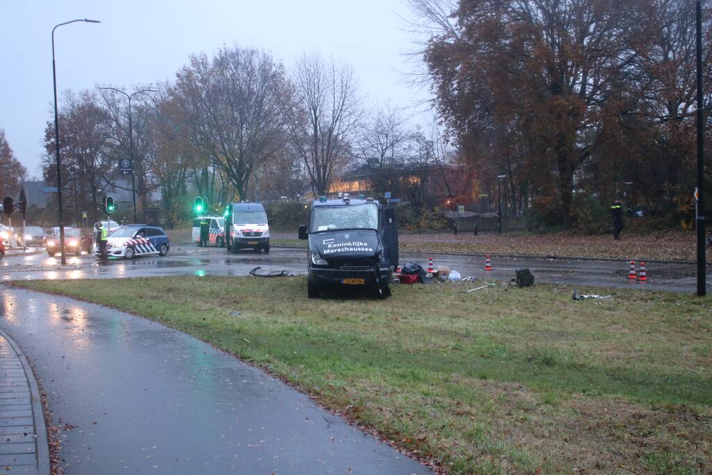 Voertuig van Koninklijke Marechaussee betrokken bij ongeval