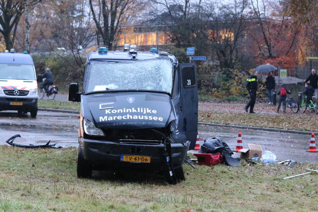 Voertuig van Koninklijke Marechaussee betrokken bij ongeval