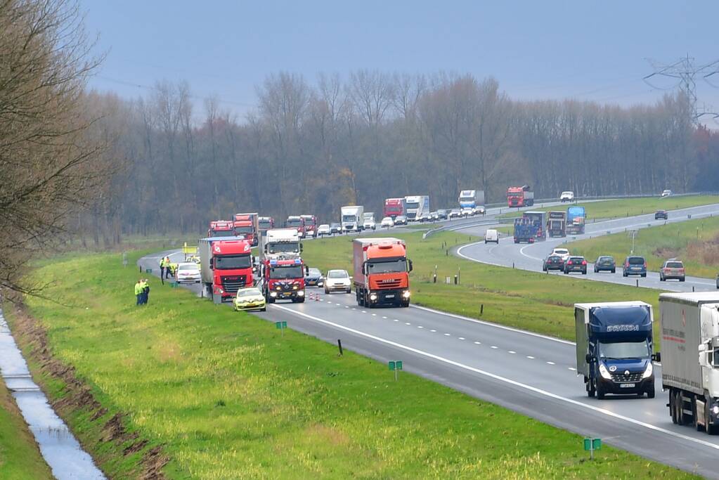 Rijstrook afgesloten door vrachtwagen trailer met vastgelopen remmen