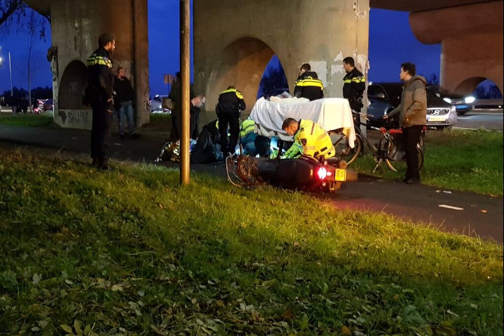 Brommerrijder gewond na botsing met fietser