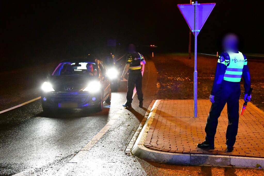 Politie trekt vuurwapen bij aanhouding 3 verdachten