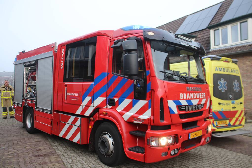 Brandweer blust brand in schuurtje