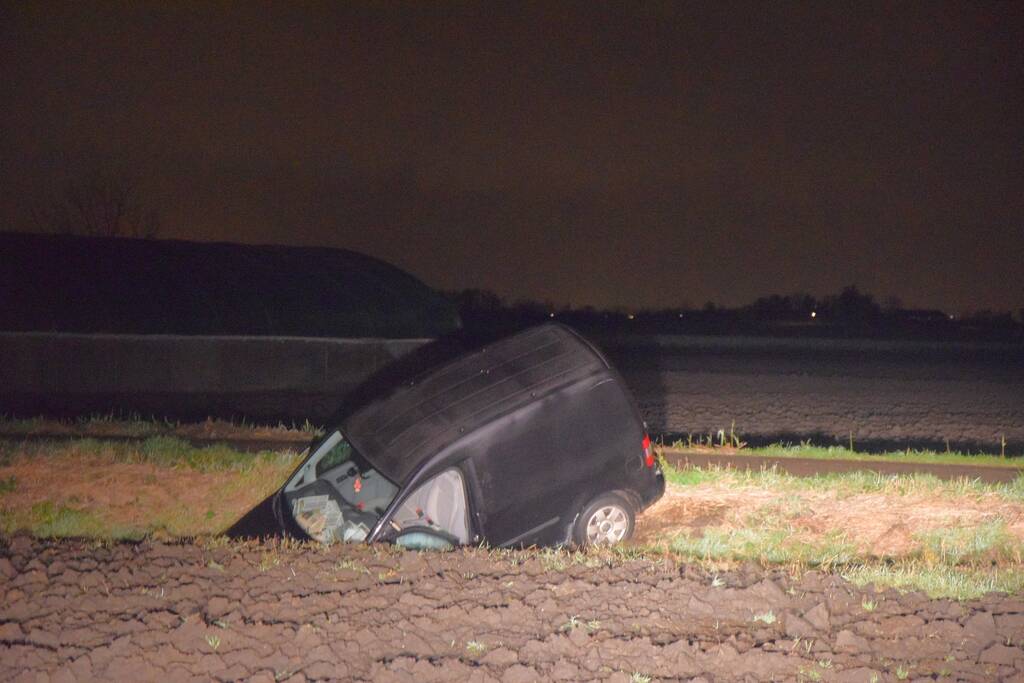 Automobilist rijdt bestelbus de greppel in