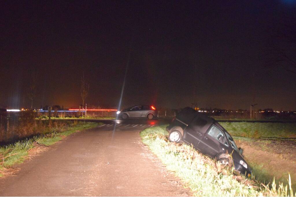 Automobilist rijdt bestelbus de greppel in