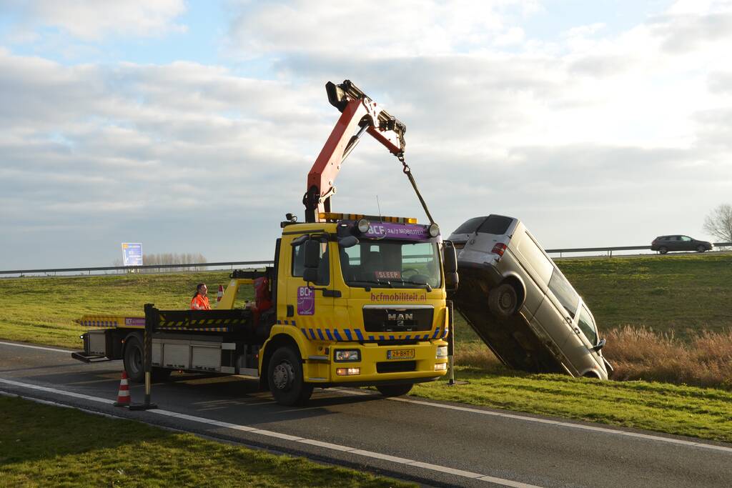 Bestelbus belandt in de sloot naast afrit