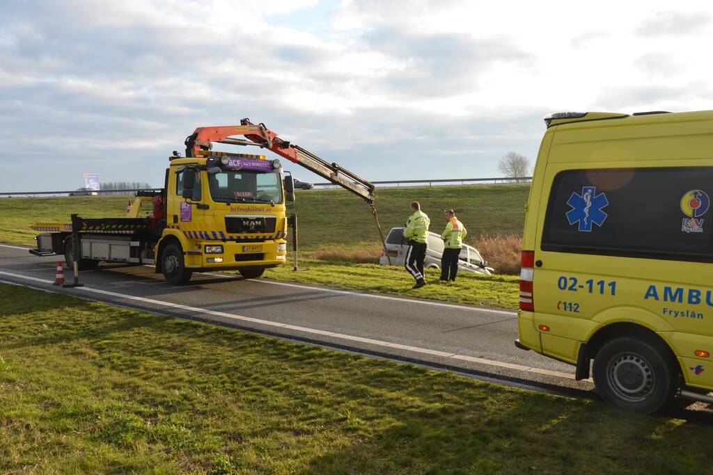 Bestelbus belandt in de sloot naast afrit