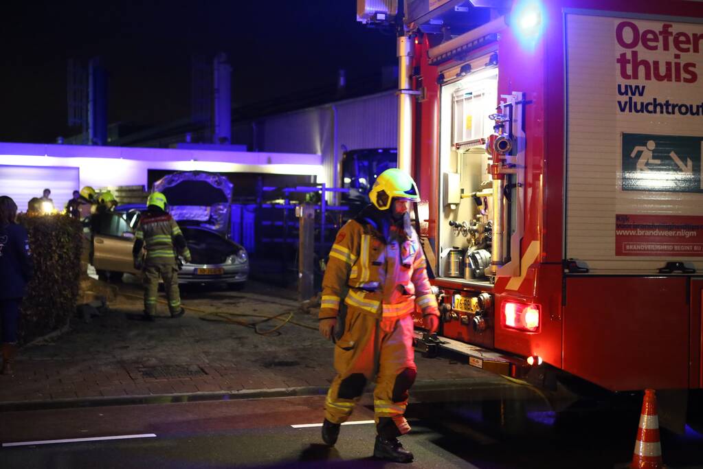 Kleine brand in geparkeerde auto