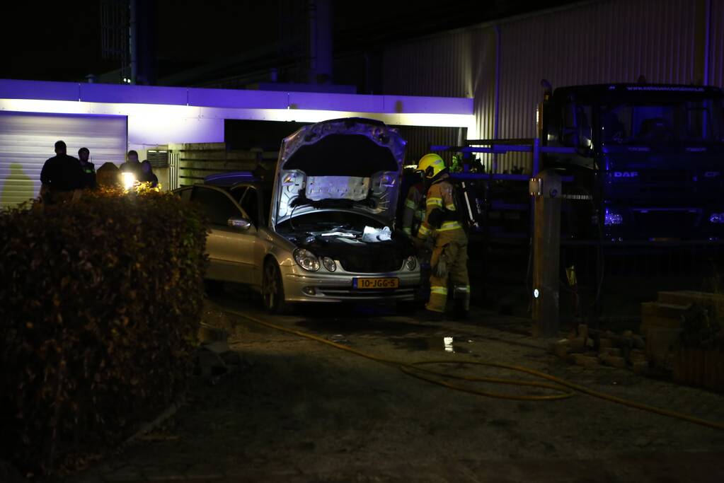 Kleine brand in geparkeerde auto